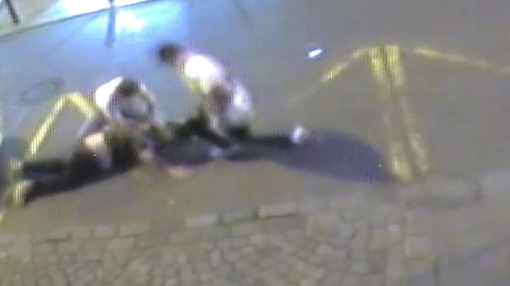 Dvojice napadla muže v centru Prahy, pak mu vzala mobil a peníze